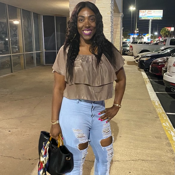 Relaxed Style Ruffled Top - Picture 12 of 16